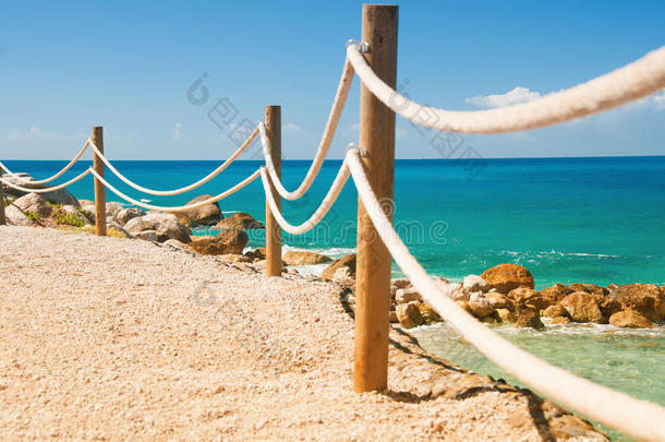 栏杆栏杆向海的粗绳和木材莫拉伊拉地中海的英文字母表的第19个字母
