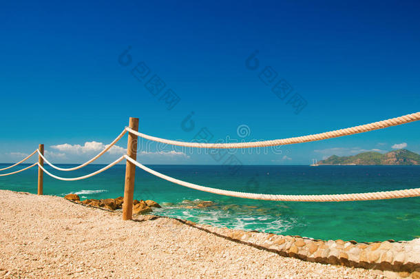 栏杆栏杆向海的粗绳和木材莫拉伊拉地中海的英文字母表的第19个字母