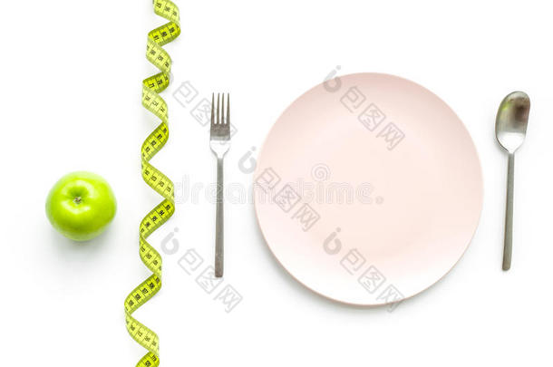减<strong>食疗</strong>法日常饮食.空的盘子,量带子,苹果向白色的后面