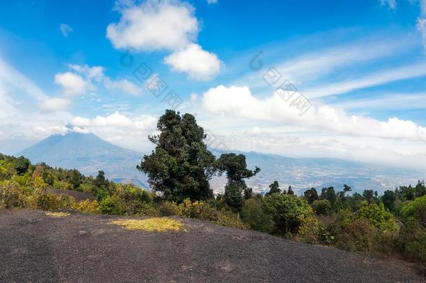 云环境火山水、泉-全景的长条形景色从高的ELEV