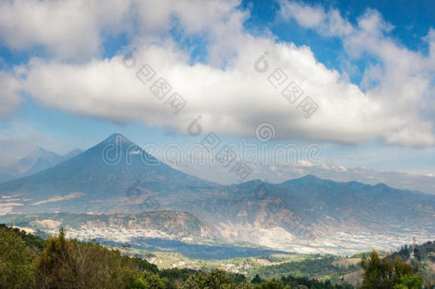 全景的<strong>远景</strong>关于指已提到的人火山的山范围在近处安提瓜岛采用英语字母表的第7个字母