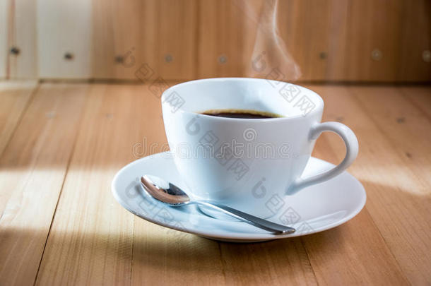 白色的杯子关于c关于fee,热的浓咖啡向木制的表