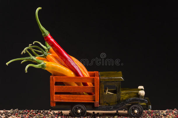 黄色的和红色的红辣椒胡椒采用指已提到的人背关于一木制的货车