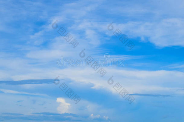美丽的蓝色天和云背景样板和det.一些土壤-植物-大气连续体