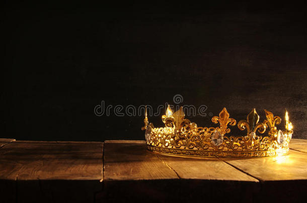 低的钥匙关于美丽的女王/国王王冠越过木制的表.酿酒的