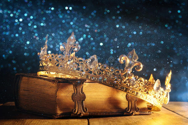 低的钥匙关于女王/国王王冠向老的书.酿酒的透过.芬达