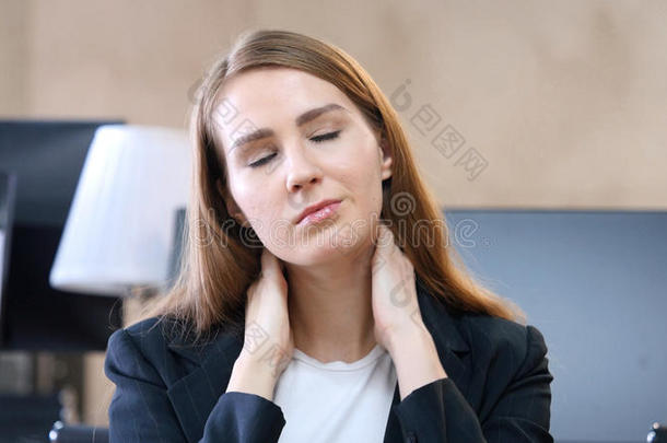 疲倦的女人采用办公室和使<strong>工作负荷</strong>