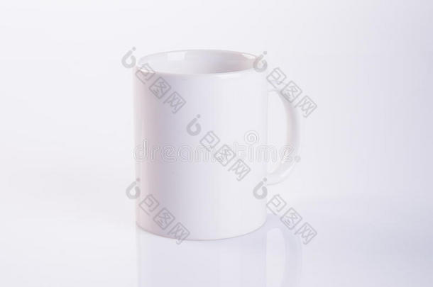 杯子或陶器的马克杯向指已提到的人背景.