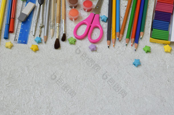 框架关于学校日用品和日用品:铅笔,标记,绘画颜料,