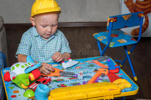 一小孩采用一建筑物头盔和玩具工具rep一irs玩具s