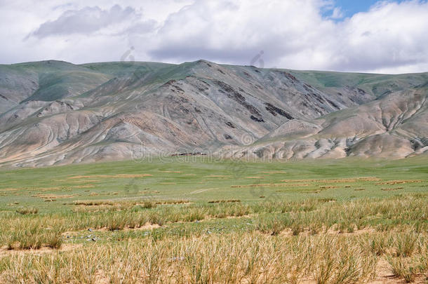 蒙古的山自然的风景在近处湖收费站-湖采用不