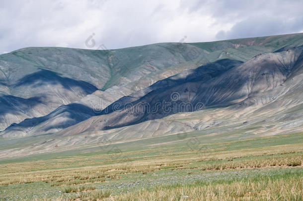 蒙古的山自然的风景在近处湖收费站-湖采用也不