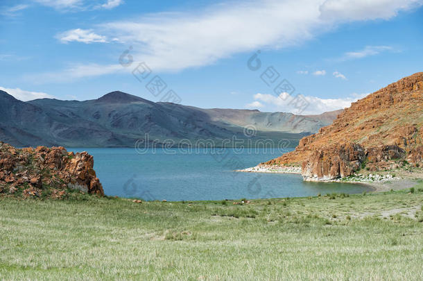蒙古的自然的风景在近处湖收费站-湖被环绕着的在旁边