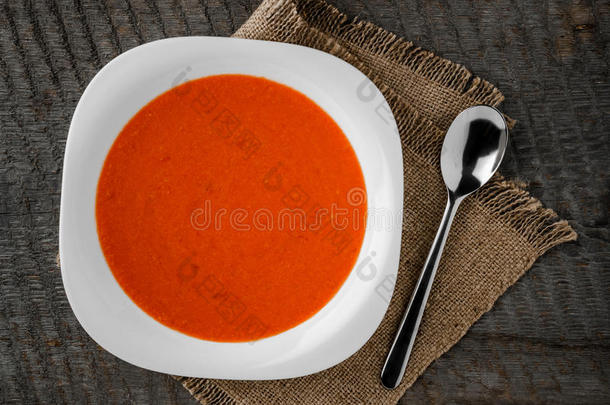 西班牙凉菜番茄汤采用一白色的碗和勺向一毛巾向Thailand泰国