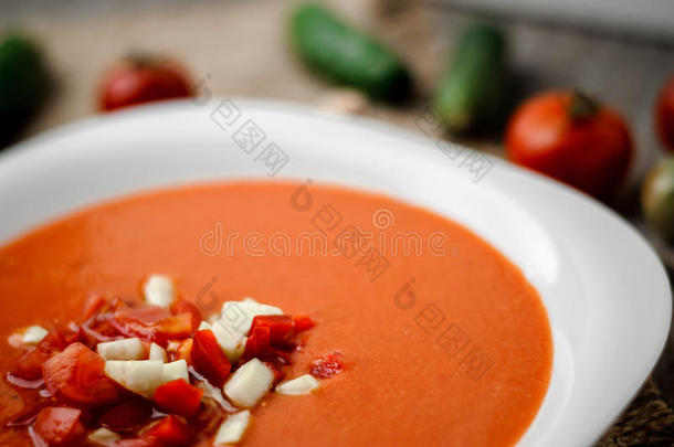 西班牙凉菜番茄汤采用一白色的碗向指已提到的人b一ckground关于木制的