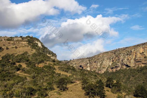 干的干燥的草原山峡山和山谷反对多云的天