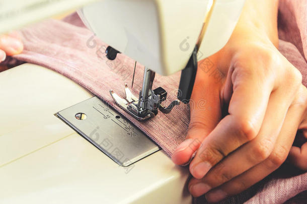 缝纫过程向指已提到的人缝纫机器