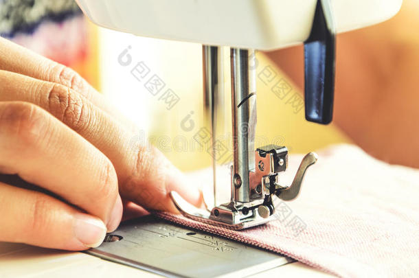 缝纫过程向指已提到的人缝纫机器