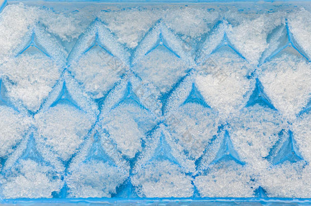 蓝色盘子为制造冰立方形的东西.