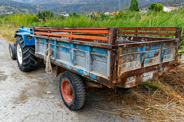 老的金属盘子农场拖车,希腊