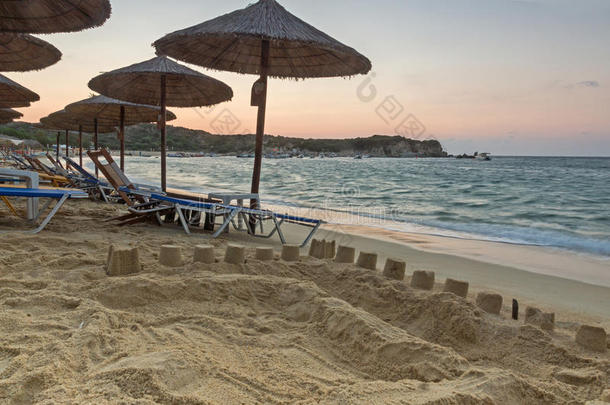 日出看法关于卡拉米齐海滩在锡索尼亚半岛,白垩纪