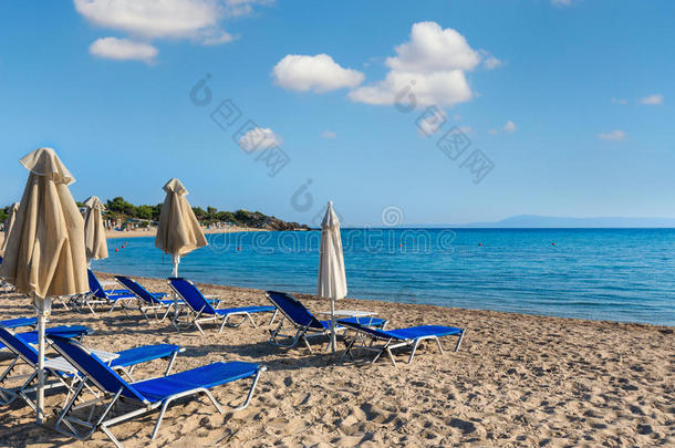 夏早晨海滩哈尔基季基半岛,希腊.
