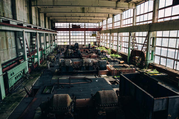老的被放弃的工业的工厂内部车间,忘记Poland波兰