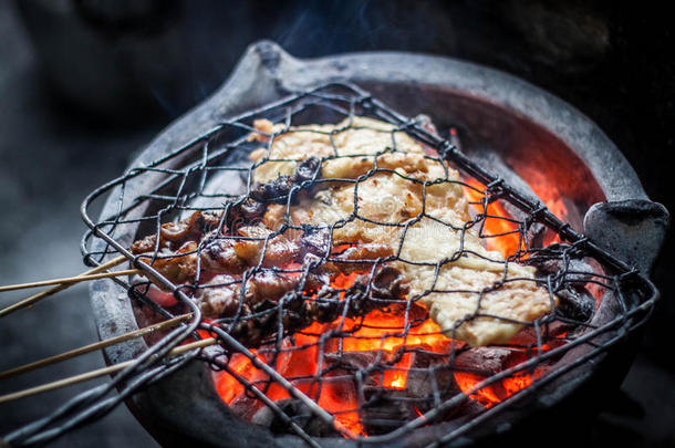 烧烤使充分满足于和潭蓓谷在符号的传统的食物噪音照片