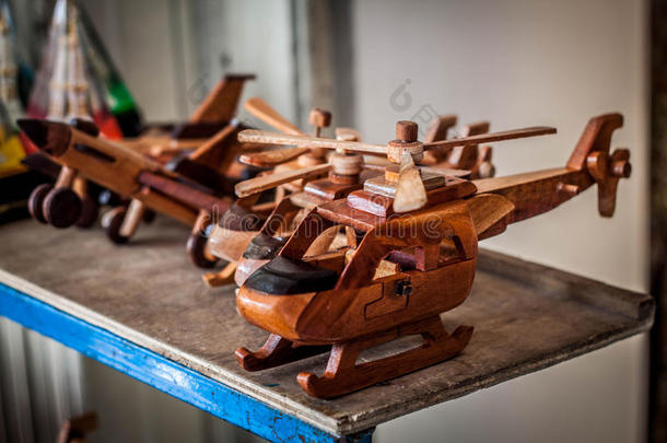 一木制的直升机玩具线条采用商店交易采用马里奥博罗Jogjakarta日惹