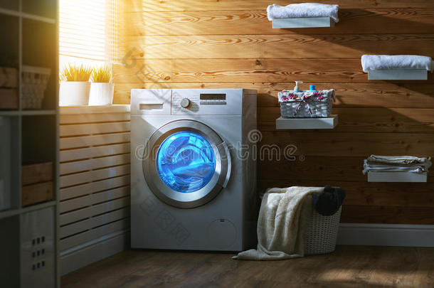 <strong>内</strong>部关于真的洗衣店房间和洗涤<strong>机器</strong>在窗在