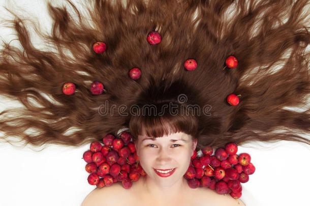 女人和伸开头发和苹果