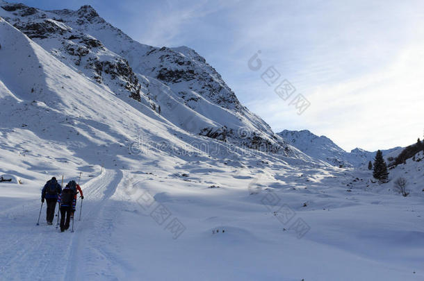 组关于人徒步旅行向如冬的下雪的小路和山全经司徒
