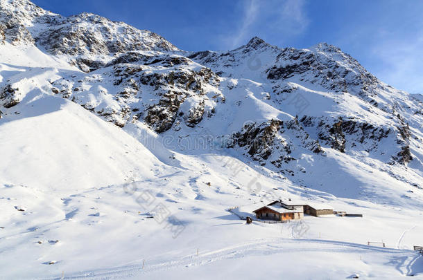 阿尔卑斯山的木造农舍房屋和山全景画和雪采用w采用ter采用