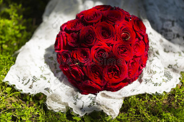 圆形的婚礼花束关于红色的或深红色玫瑰向蕾丝婚礼资料暂存器