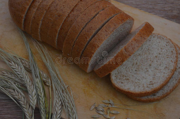 锋利的面粉面包皮圆形的小面包或点心餐谷物将切开隔离的烤板日常饮食