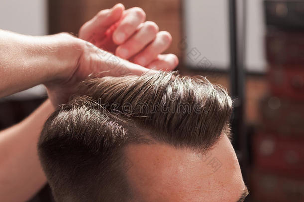 指已提到的人手关于理发师制造理发向年幼的男人采用理发师shop