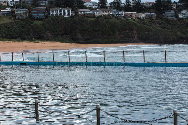 海滨洋游泳水池和波旋转的到之上海滩采用用绳子拖的平底渡船