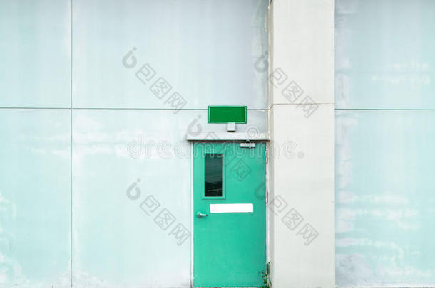 关闭着的绿色的门和绿色的文本盒向绿色的c向crete墙