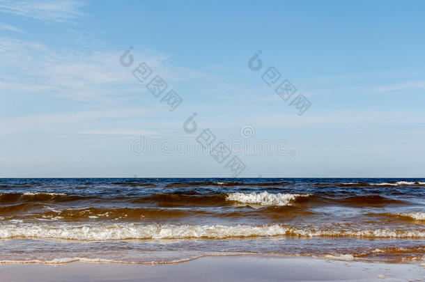 和煦的：照到阳光的夏地点关于波罗的海的海和美丽的海side和声音资源文件。