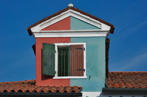双的-有色的双重斜坡的<strong>屋顶屋顶屋顶</strong>窗采用布拉诺,意大利