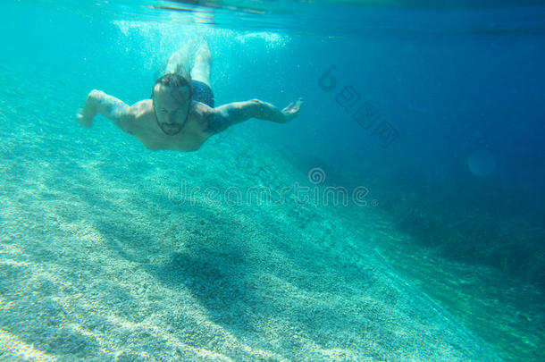 男人游泳在水中的