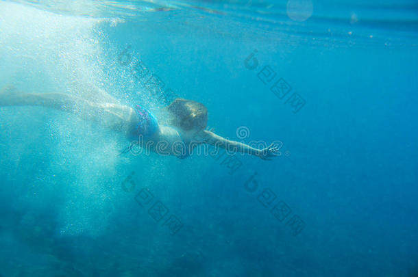 女人游泳在水中的