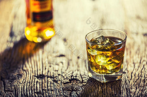 <strong>威士忌</strong>酒.<strong>威士忌</strong>酒喝和冰立方形的东西向老的乡村的栎树表