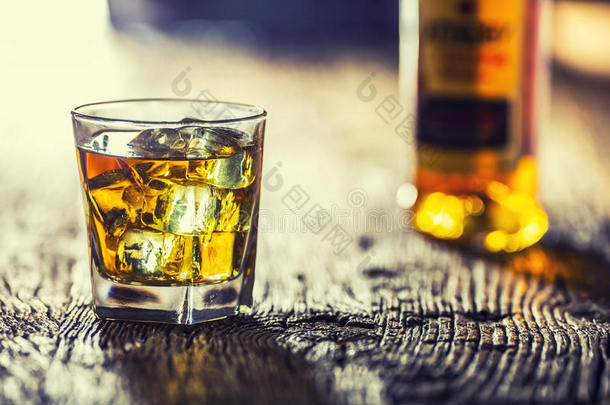 <strong>威士忌</strong>酒.<strong>威士忌</strong>酒喝和冰立方形的东西向老的乡村的栎树表