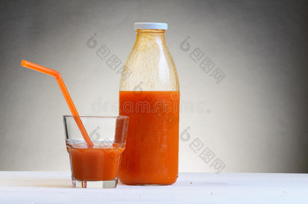 一瓶子关于胡萝卜果汁和一gl一ss关于胡萝卜果汁向指已提到的人t一bl