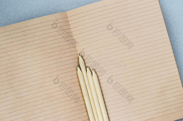 敞开的手艺笔记簿和木制的铅笔,顶看法.位为文本