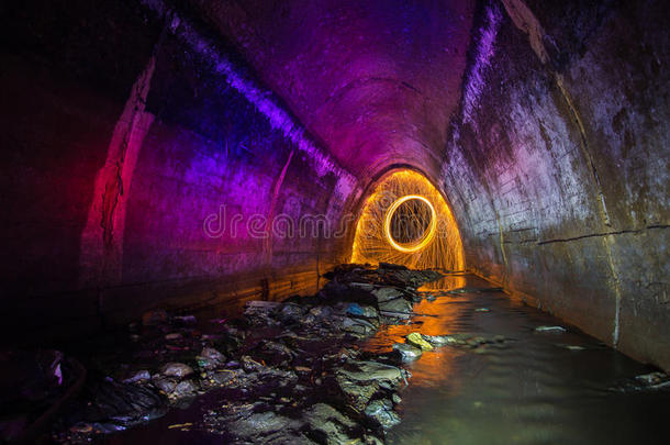 阴沟隧道被照明的在旁边颜色灯笼和弗雷泽莱特