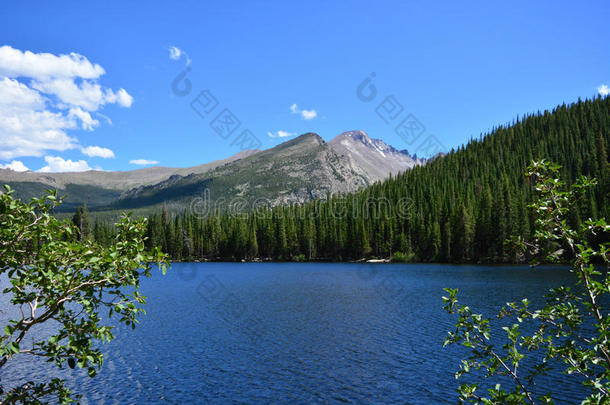 多岩石的山湖