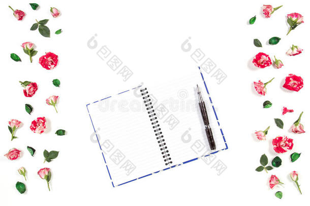 敞开的纸笔记簿和玫瑰框<strong>架</strong>.平的放置,顶看法