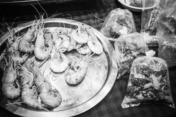 虾烤和食物采用塑料制品袋在大街食物扇形棕榈细纤维